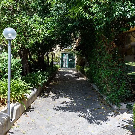 Via Annibale Caccavello 10 - Piano Terra Apartamento *